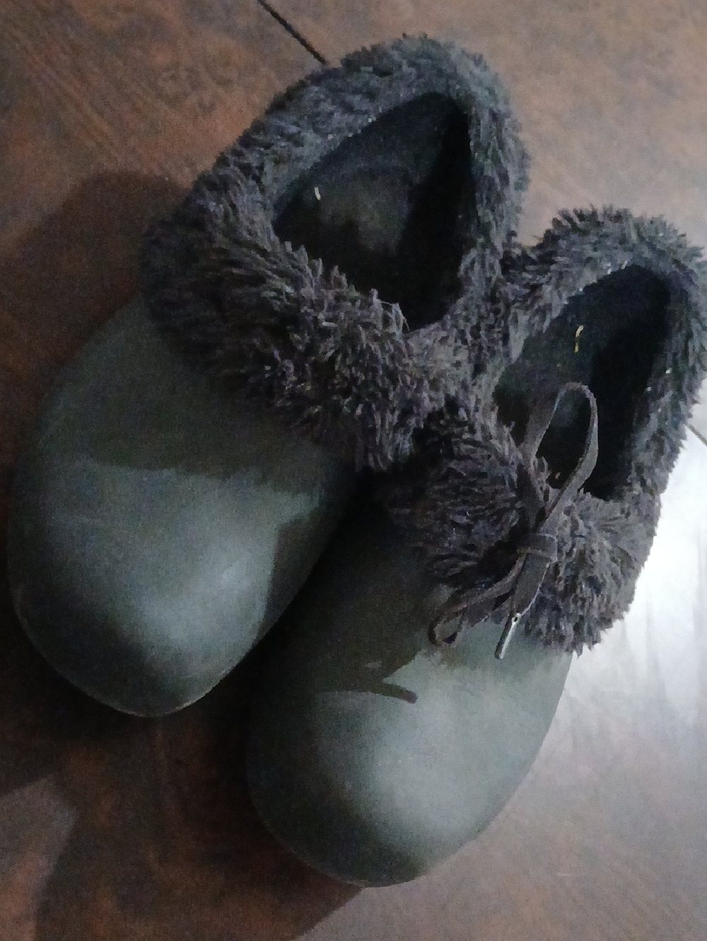 Cozy Faux-Fur Lined Women's Slip-On Clogs - Black